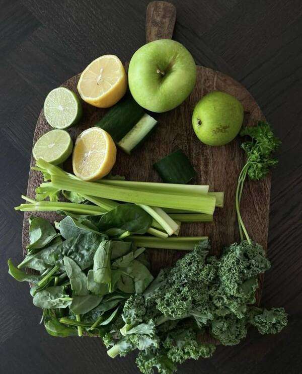 Assiette équilibrée avec légumes frais, céréales et ingrédients colorés